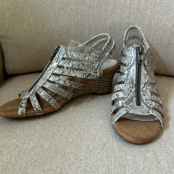 Aerosols HeelRest Sandals - Picture 2 of 8